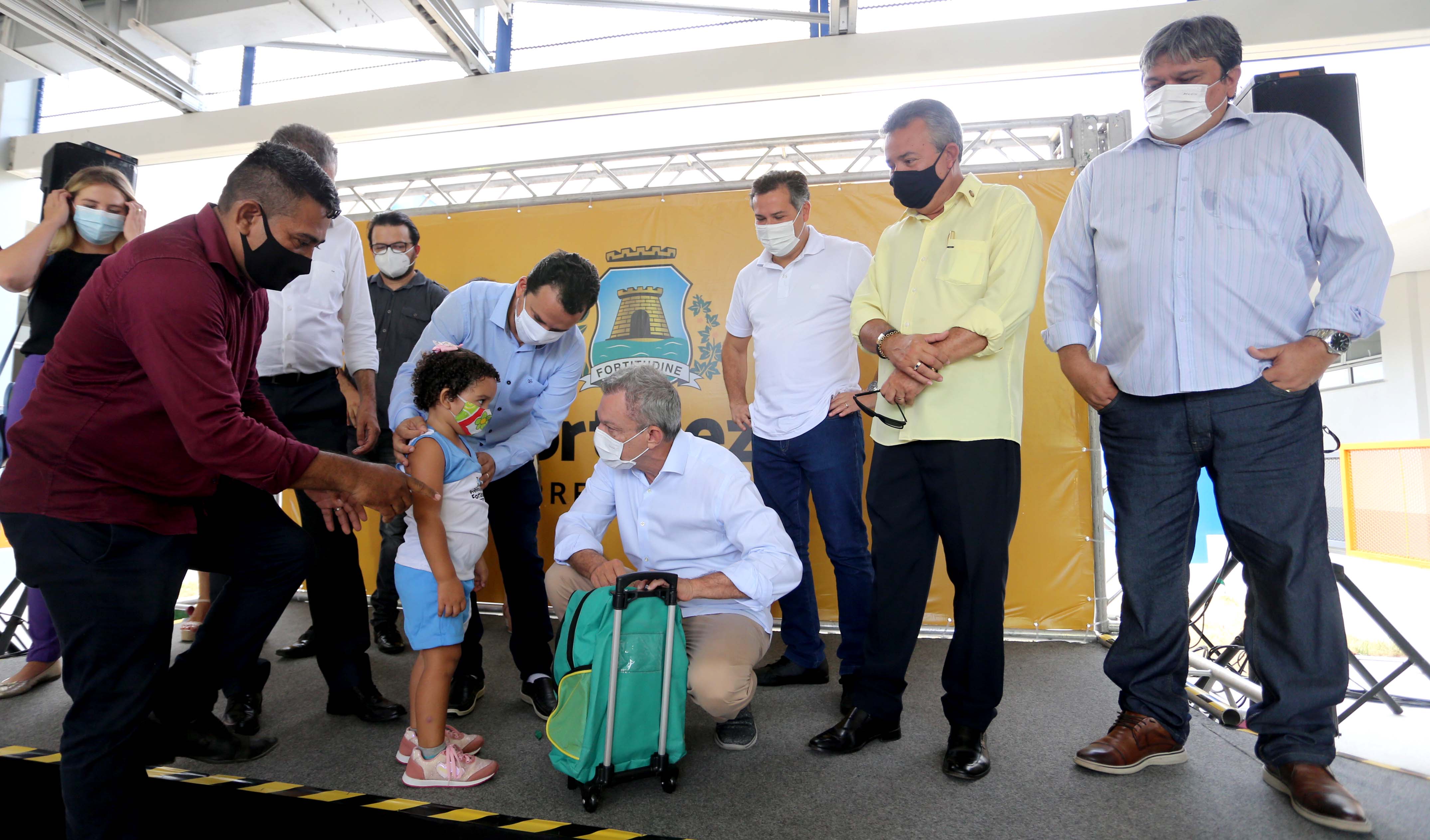 prefeito conversa com uma menina do centro de educação infantil